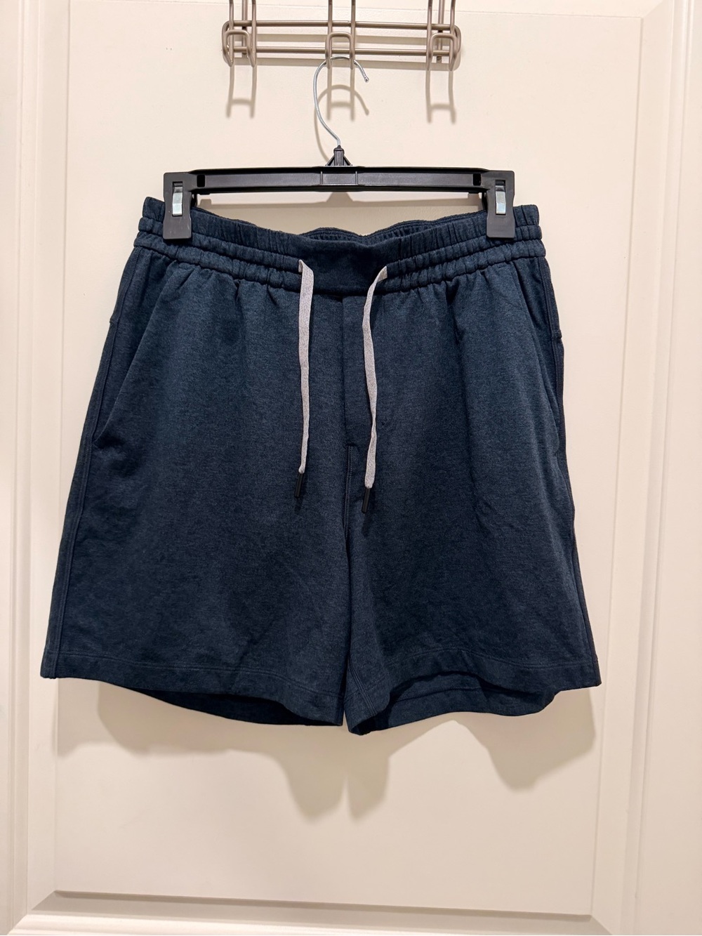 Lululemon Men’s At Ease Jogger
Size S Gray Joggers